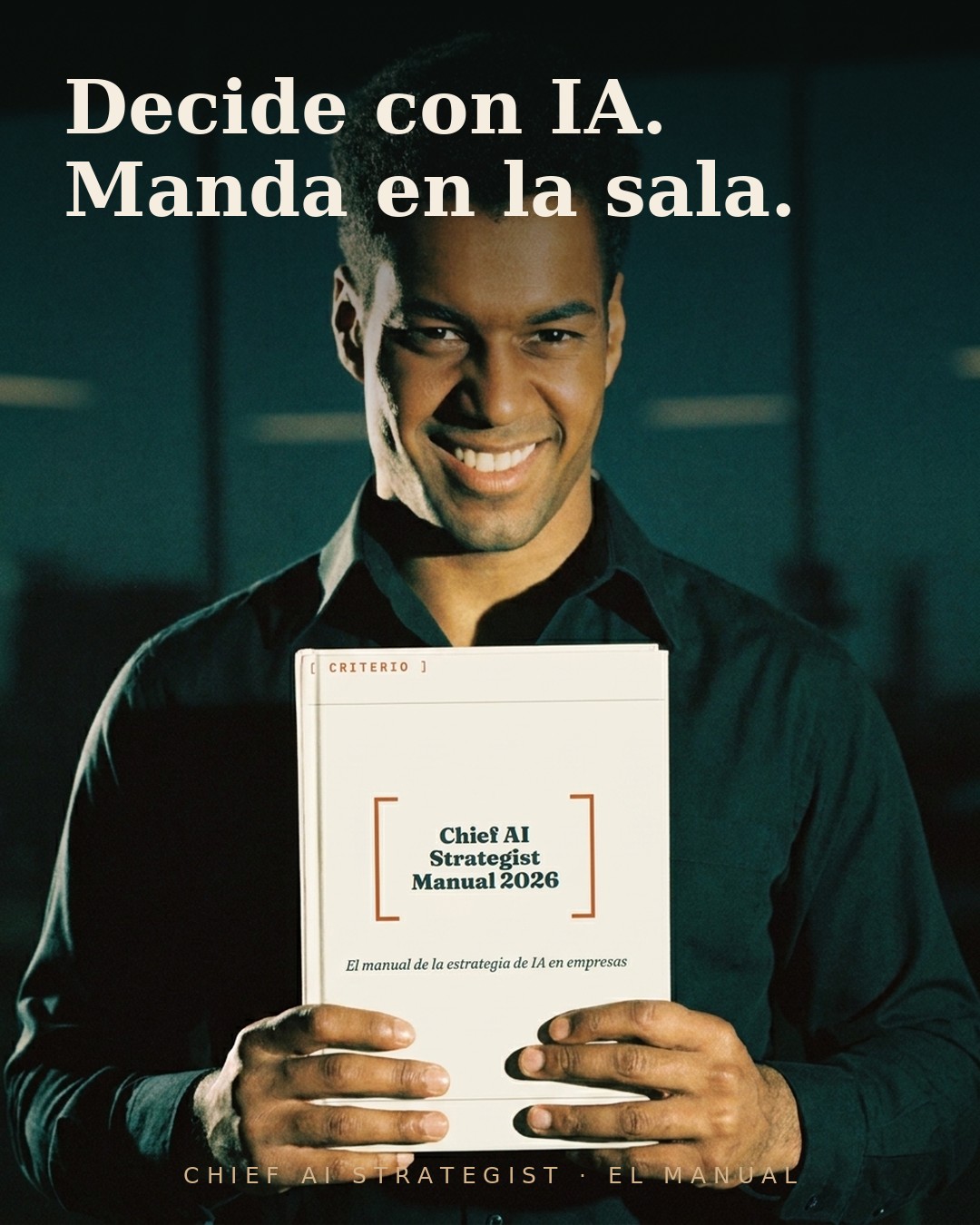 Estratega de IA con el manual impreso Criterio